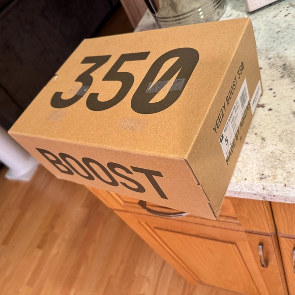 Yeezy shoes never worn as you can tell by the bottom of the shoe pics. size 5 - Picture 7 of 8
